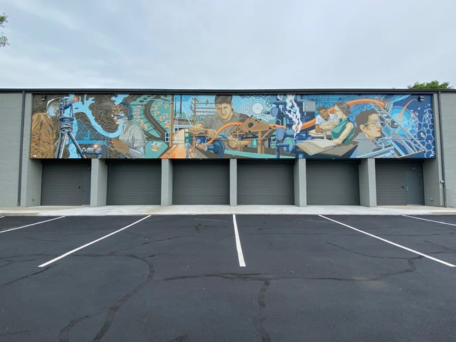 The mural on the ORNL Federal Credit Union building at Broadway Avenue.