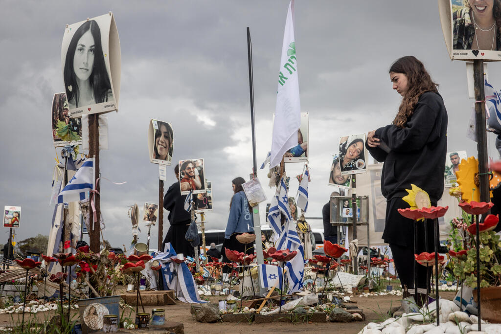Visitors at the Nova Festival memorial site (Photo: Chris McGrath/Getty Images) מבקרים באתר ההנצחה של פסטיבל נובה