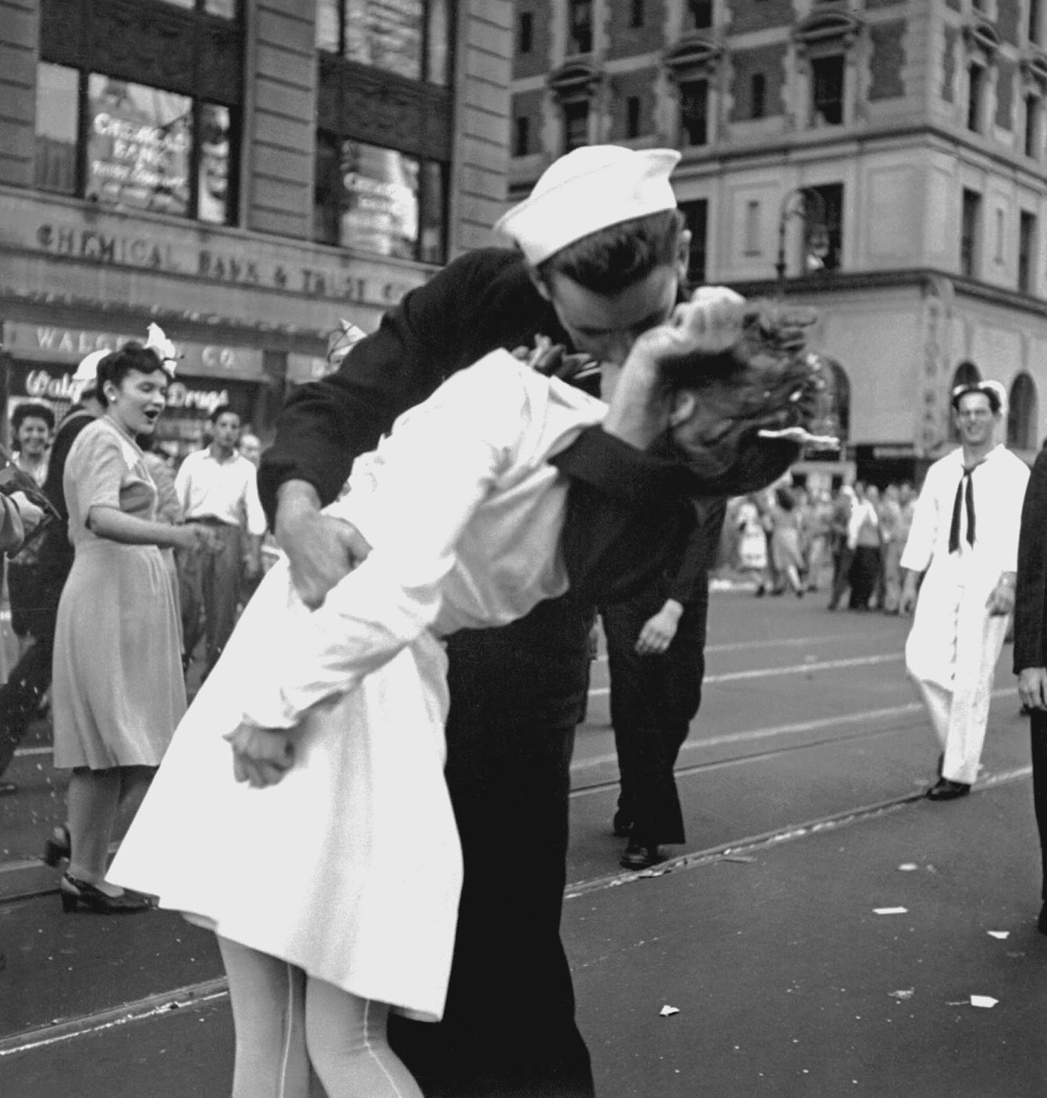 Public domain photo of sailor kissing dental hygienist on V-J Day, often referenced as a canonical image of love
