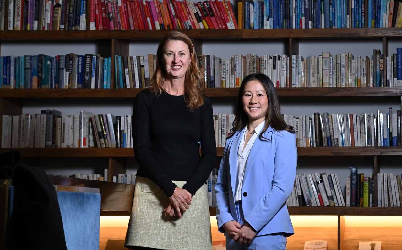 Rosemary Purcell (left), a University of Melbourne professor of elite sport and mental health and a leading authority on sports mental health, and Kim Bui, a retired German Olympic gymnast who is now a member of the IOC Athletes’ Commission, pose for a photo in Seoul on Feb. 26. (Lim Se-jun/The Korea Herald)
