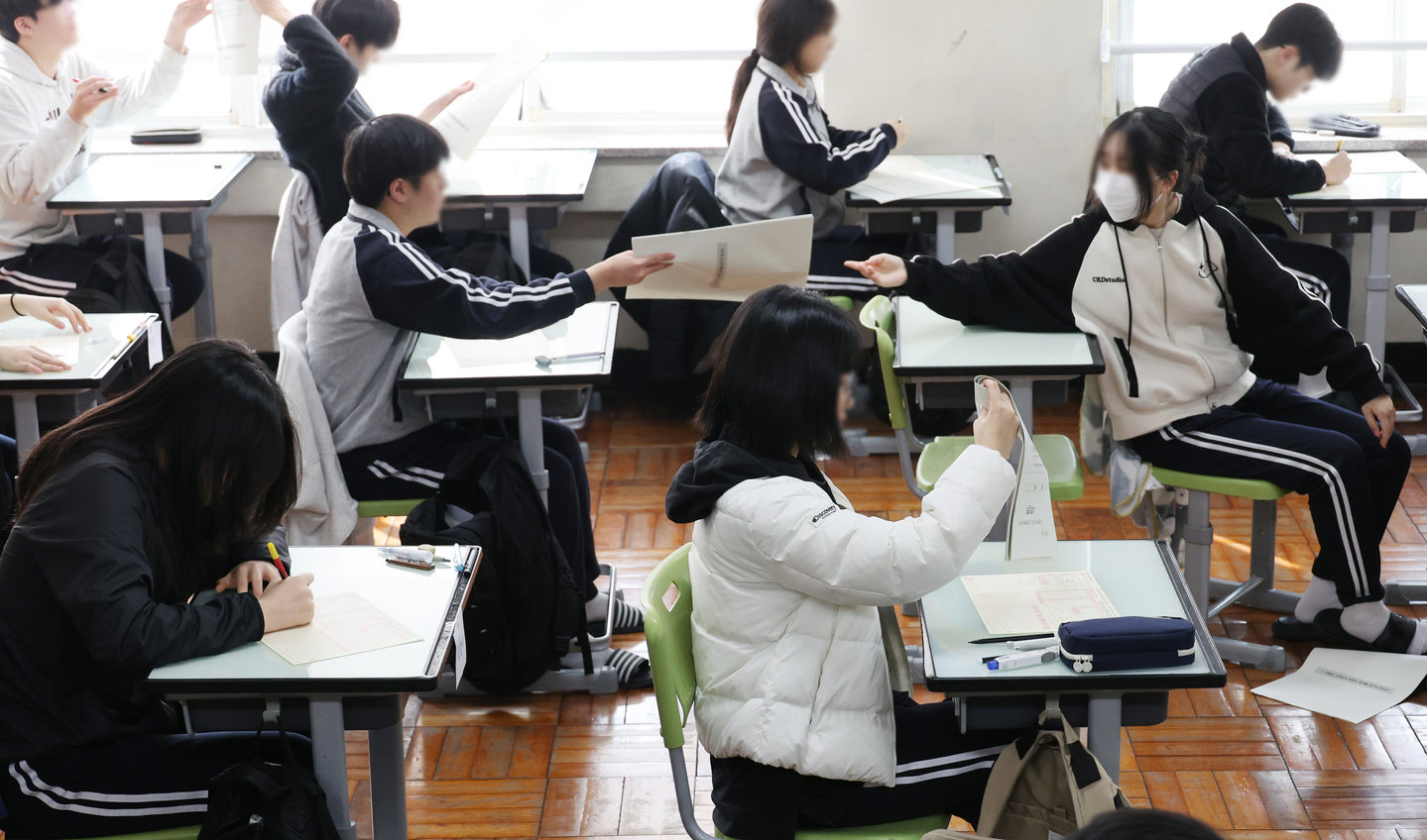High school students take an exam at a school in Busan on March 24. [YONHAP]