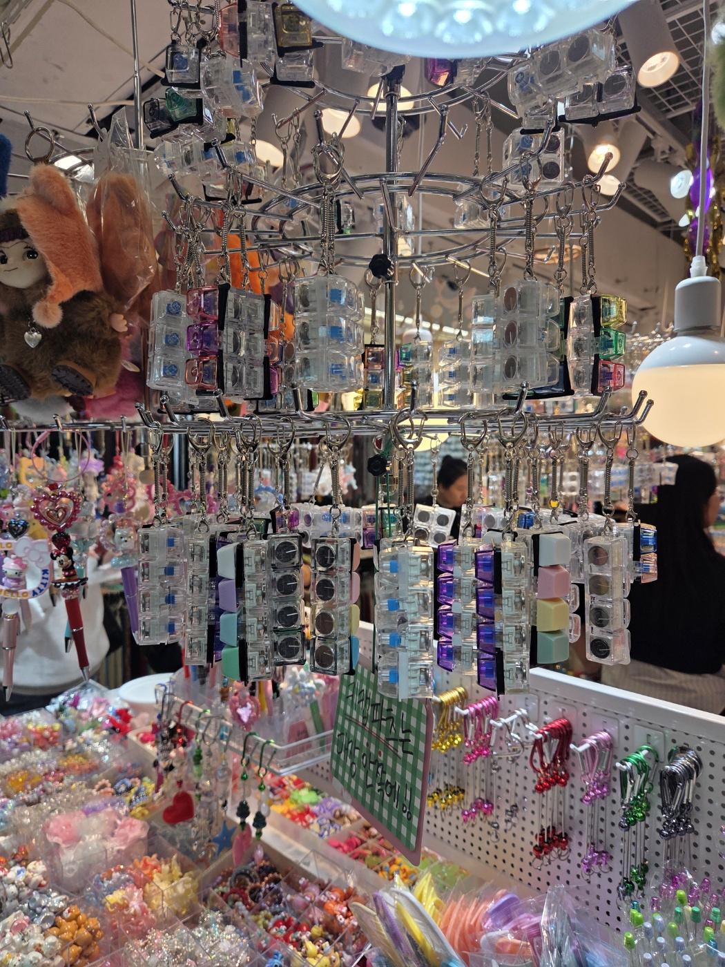 Numerous keycap keyrings are displayed in an accessories store in Dongdaemun Shopping Complex in Jongno District, central Seoul, on April 21. [KIM MIN-YOUNG]