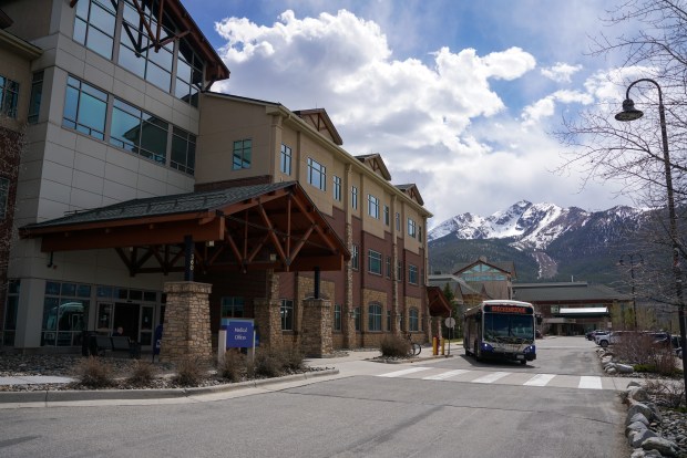 A bus drives away from the medical building where the Summit County Coroner's Office is located on Tuesday, April 21, 2026, in Frisco. The building is next to the CommonSpirit St. Anthony Summit Hospital. (Photo by Armando Geneyro/Special to The Colorado Trust)